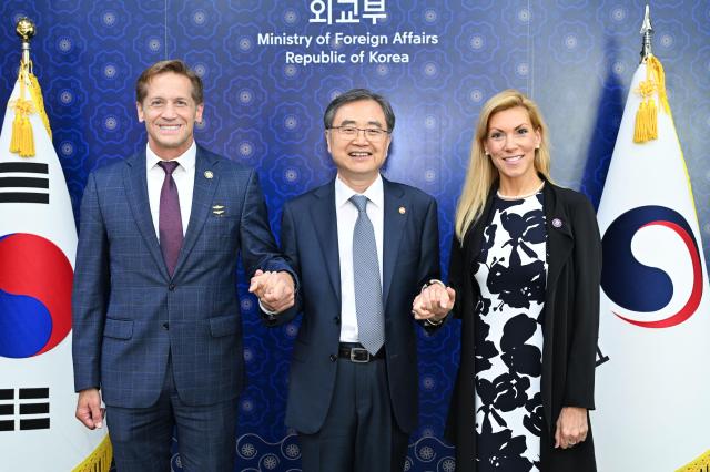 조현 외교부 장관가운데이 12일 서울 종로구 외교부 청사에서 리처드 맥코믹왼쪽 공화·조지아·베스 반 듀인공화·텍사스 미국 하원의원과 면담에 앞서 기념 촬영을 하고 있다 사진연합뉴스