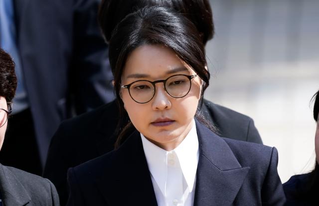 윤석열 전 대통령 부인 김건희 여사가 12일 구속 전 피의자 심문영장실질심사을 마친 뒤 서울 서초구 서울중앙지법을 나서고 있다 사진연합뉴스