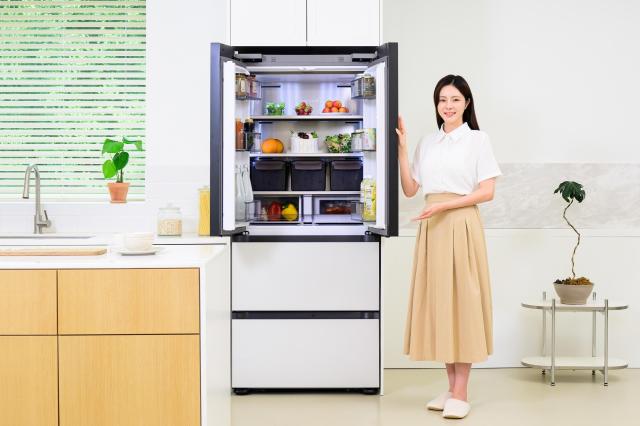 삼성전자 모델이 비스포크 AI 김치플러스 키친핏 맥스 김치냉장고 신제품을 소개하고 있다 사진삼성전자