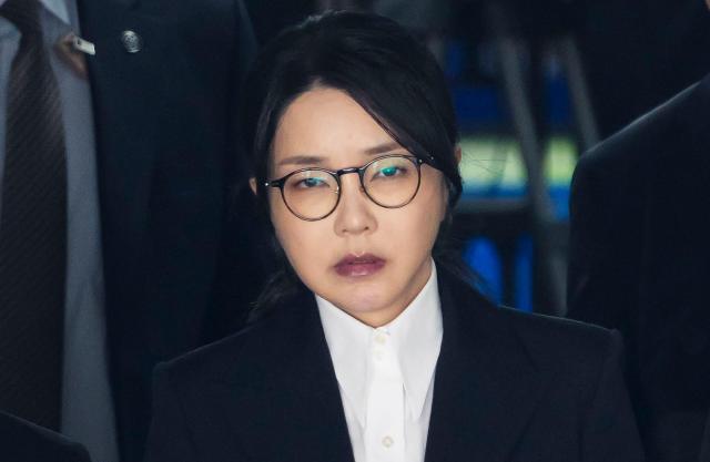 윤석열 전 대통령 부인 김건희 여사가 12일 구속 전 피의자 심문영장실질심사을 마친 뒤 서울 서초구 서울중앙지법을 나서고 있다 사진연합뉴스