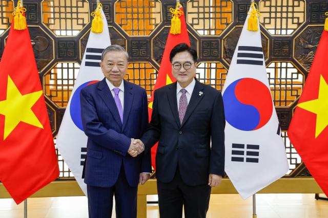 Chủ tịch Quốc hội Hàn Quốc Woo Won-sik bắt tay Tổng Bí thư Ban Chấp hàng Trung ương Đảng Cộng sản Việt Nam Tô Lâm ẢnhQuốc hội Hàn Quốc