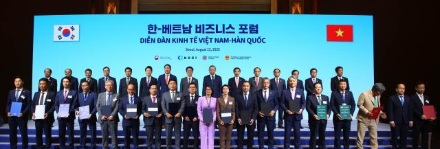 12일 서울 롯데호텔에서 열린 한-베트남 비즈니스 포럼에서 하나투어 송미선 대표이사앞줄 오른쪽부터 9번째가 기념촬영을 하고 있다 사진하나투어