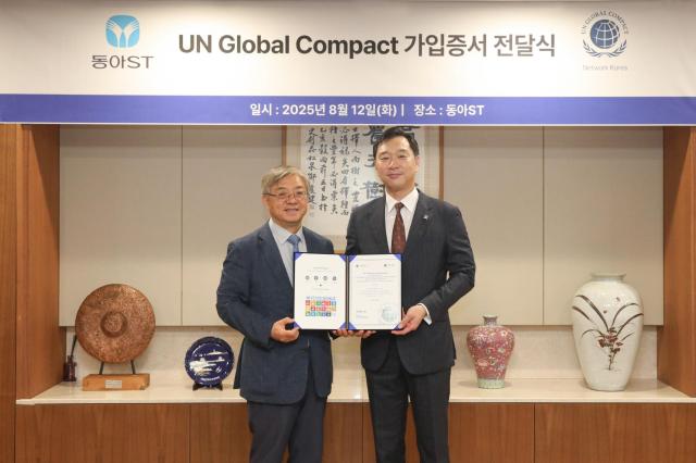 정재훈 동아에스티 사장오른쪽과 유연철 유엔글로벌콤팩트 한국협회 사무총장이 기념사진을 촬영하고 있다사진동아ST