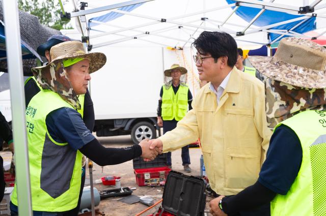 지난 8일 권재한 농촌진흥청장이 산청군에서 수해 지역 농기계 수리를 위해 파견된 농업기계 응급복구단 관계자와 만나 악수하고 있다사진농촌진흥청