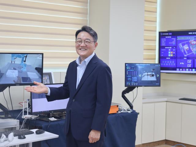 김창일 아이지 대표가 지난 11일 경기도 성남에 있는 아이지 본사에서 스마트팩토리 교육장비들을 소개하고 있다 사진이노비즈협회