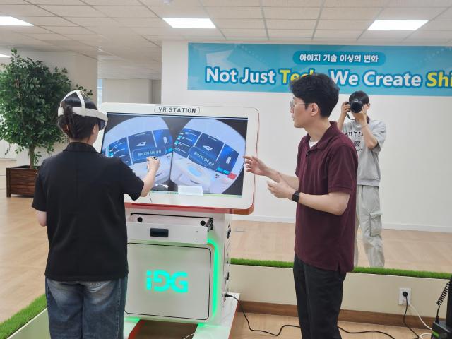 아이지 직원이 가상현실VR기반 학습컨텐츠 장비를 시연하고 있다 사진정연우 기자