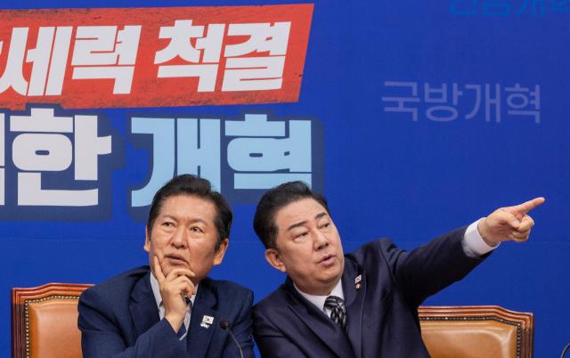 정청래 더불어민주당 대표왼쪽과 김병기 원내대표가 13일 국회에서 열린 최고위원회 도중 대화하고 있다 사진연합뉴스