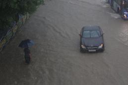 韩国首都圈遭遇暴雨