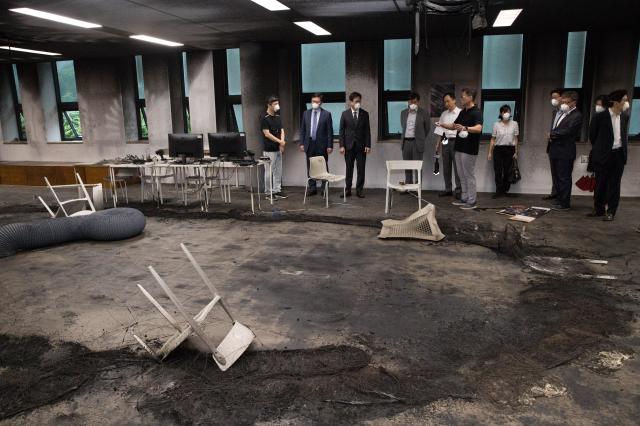 배경훈 과학기술정보통신부 장관이 13일 오전 서울 관악구 서울대학교 유회진학술정보관 실습실을 방문해 배터리 화재 사고 현장을 둘러보고 있다사진과학기술정보통신부