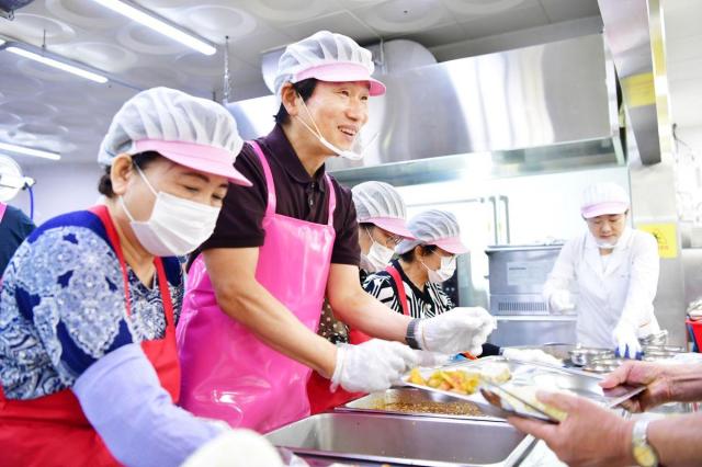 배식봉사를 하고 있는 조현일 경산시장 사진경산시