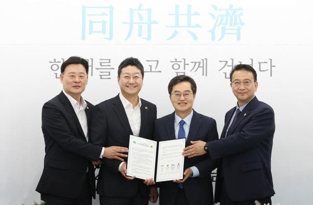 13일 오전 도담소에서 열린 2025 여야정협치위원회 협약식에서 김동연 경기도지사 김진경 경기도의회 의장 최종현 경기도의회 더불어민주당 대표의원 백현종 경기도의회 국민의힘 대표의원이 협약서에 서명하고 기념촬영을 하고 있다 사진경기도