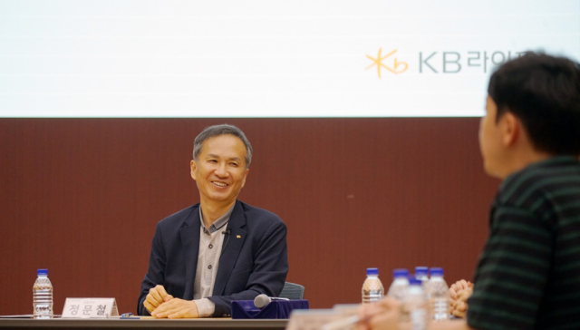 정문철 KB라이프 대표가 12일 서울 강남구 KB라이프타워에서 열린 ‘2025년 하반기 최고경영자CEO 타운홀 미팅’에 참석해 직원들과 대화하고 있다 사진KB라이프
