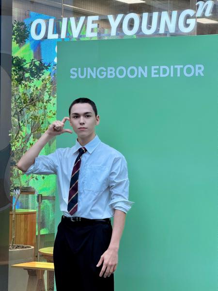 13일 서울 성수동 성분에디터 콘셉트 스토어에서 브랜드 모델 세븐틴 버논이 포즈를 취하고 있다 사진성분에디터