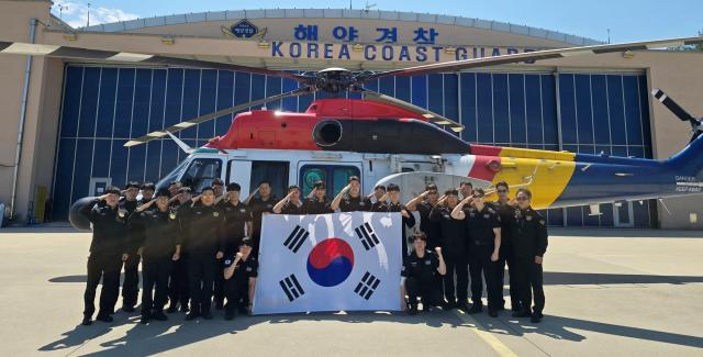 동해해경청 소속 양양항공대에서 태극기 퍼포먼스를 실행하고있다 사진동해해경청