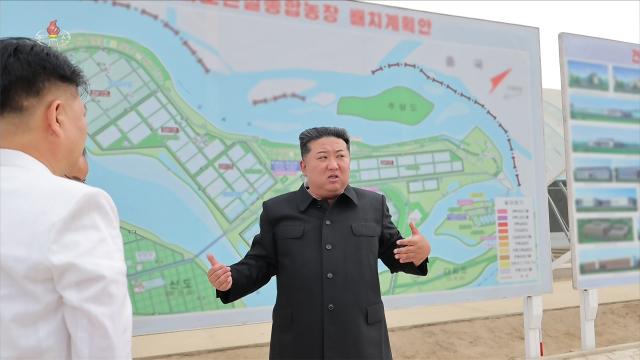김정은 북한 국무위원장이 지난 1일 작년 여름 수해를 겪은 신의주에 세워질 위화도온실종합농장 건설 현장과 의주군 섬지구 영구화제방 공사 현장을 시찰했다고 조선중앙TV가 2일 보도했다 사진조선중앙TV 화면