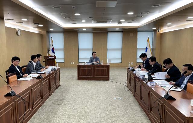경북도는 12일 도청에서 김학홍 행정부지사 주재로 포항시와 영일만 횡단구간 고속도로 조기 추진 대책 회의를 열었다 사진경상북도