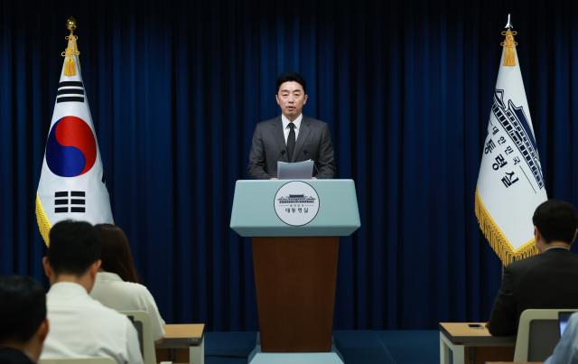 강훈식 대통령실 비서실장이 13일 서울 용산 대통령실 청사에서 장관급 등에 대한 인사 브리핑을 하고 있다 사진연합뉴스