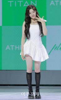 [포토] 포즈 취하는 서현 (앳하트 데뷔 쇼케이스)