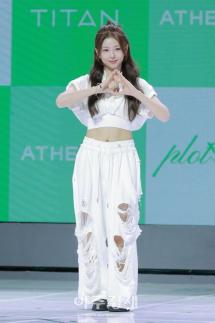 [포토] 포즈 취하는 봄 (앳하트 데뷔 쇼케이스)