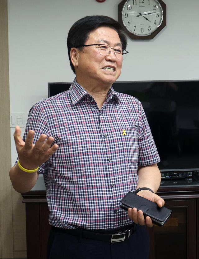 교육부 장관 후보자에 지명된 최교진 세종시 교육감이 13일 세종시 교육청 집무실에 들어오며 입장을 밝히고 있다 2025813
 사진연합뉴스