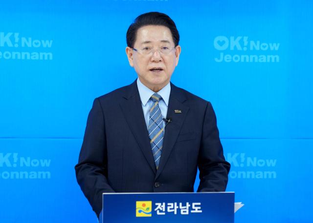 김영록 전라남도지사가 13일 전남도 중앙협력본부 서울사무소에서 전남 핵심현안 국정과제 반영과 관련해 브리핑을 하고 있다사진전남도