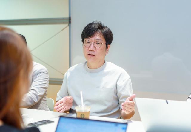 성낙호 네이버클라우드 기술총괄은 지난 12일 오후 경기 성남 네이버 그린팩토리에서 기자와 만나 인터뷰하고 있다 사진네이버클라우드