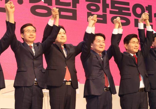 12일 오후 부산 해운대구 벡스코에서 열린 국민의힘 부울경 합동연설회에서 당대표 후보들이 손을 맞잡고 있다 왼쪽부터 조경태 장동혁 안철수 김문수 후보사진연합뉴스