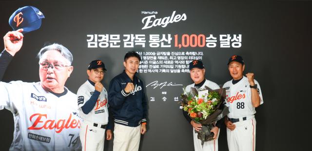 사진설명_13일_대전_한화생명_볼파크에서_김경문_한화_이글스_감독의_개인통산_1천승을_축하하는_기념촬영을_진행했다jpg