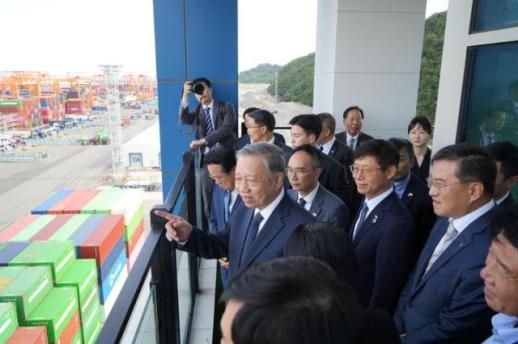 Tổng Bí thư Tô Lâm thăm cảng tự động hóa ở Busan