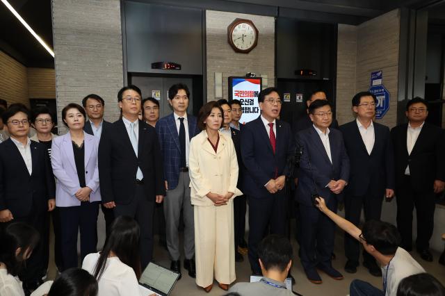 송언석 국민의힘 비상대책위원장 겸 원내대표가 13일 서울 여의도 국민의힘 당사에서 당사 압수수색과 관련해 입장을 밝히고 있다 사진연합뉴스