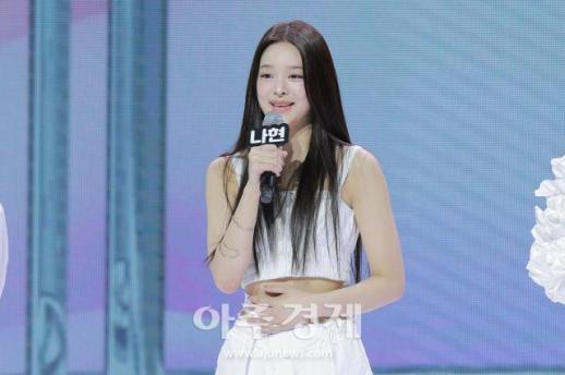 [포토] 데뷔소감 말하는 앳하트 나현