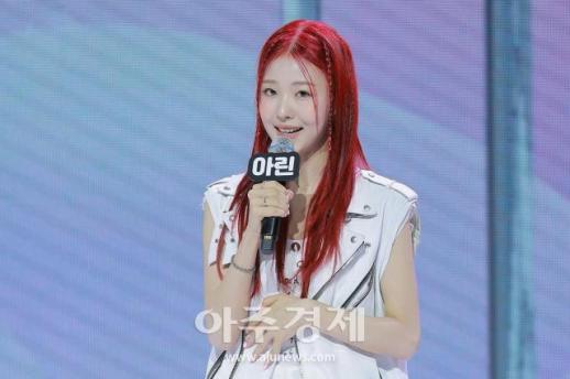 [포토] 데뷔소감 말하는 앳하트 아린