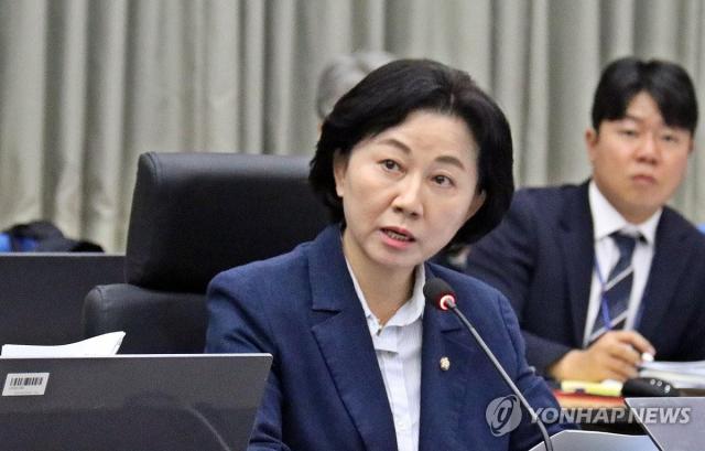 국회 농림축산식품해양수산위원회 소속 송옥주 더불어민주당 의원이 16일 정부대전청사 대회의실에서 열린 산림청 국정감사에서 질의하고 있다 사진연합뉴스