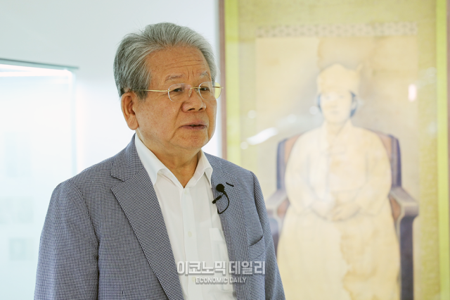 김종춘 다보성갤러리 회장이 이번 전시의 의의에 대해 설명하고 있다 사진박명섭 기자