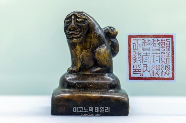 조선총독부 총독 데라우치 마사타케 인장 朝鮮總督府 總督 寺内正毅印章 금속 113x85x85cm 사진박명섭 기자