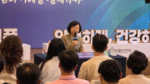 오유경 식품의약품안전처장이 13일 서울 명동 커뮤니티하우스 마실에서 개최된 식의약 정책이음 열린마당에 참석해 발언하고 있다 사진김현아 기자