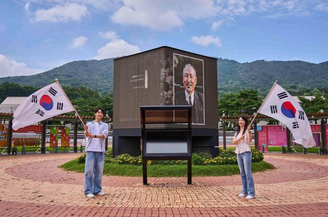 SK텔레콤대표이사 CEO 유영상 wwwsktelecomcom은 독립기념관관장 김형석과 광복 80주년을 맞아 AI 기술로 복원한 독립운동가들의 생생한 모습과 목소리를 담은 특별 영상을 공개한다고 14일 밝혔다 사진은 고화질로 복원한 독립운동가의 영상을 관람하고 또렷하게 복원된 독립운동가의 육성을 들을 수 있는 LED 미디어큐브사진SKT