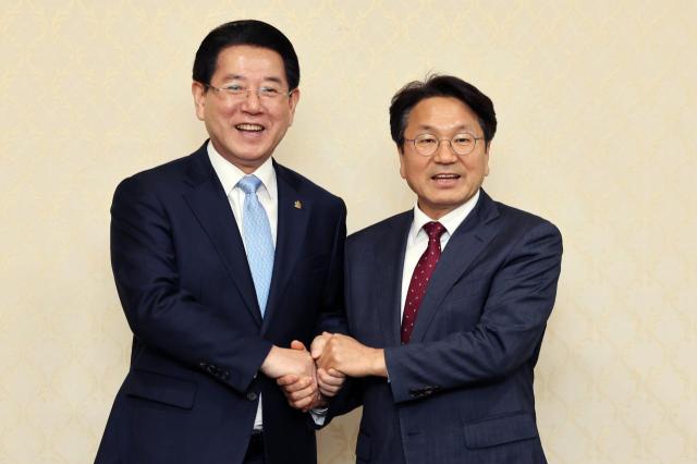 광주광역시와 전라남도가 특별지자체 결성 작업을 다시 하기로 했다 사진은 강기정 광주시장사진 오른쪽과 김영록 전남지사 사진광주시