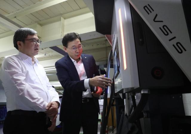 오영식 EVSIS 대표이사오른쪽가 쯔엉 비엣 중 하노이 부시장왼쪽에게 EVSIS 전기차 중전기를 설명하고 있는 모습사진롯데이노베이트