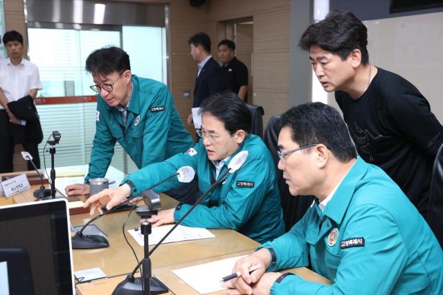 이동환 고양시장이 지난 13일 재난상황실에서 피해상황을 종합지휘하고 있다 사진고양시
