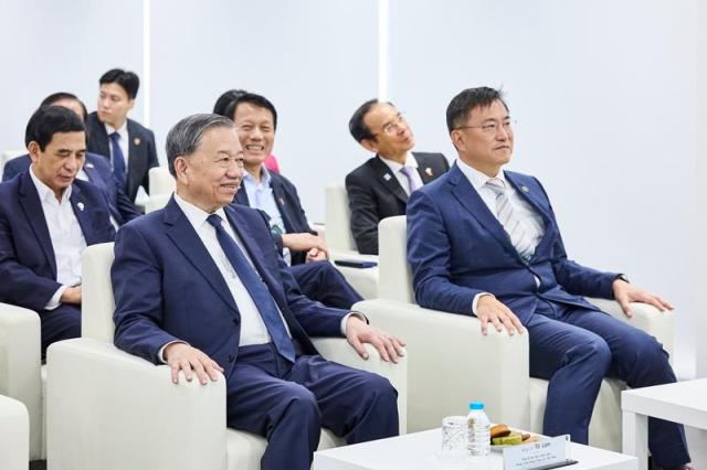 지난 13일  또 럼 베트남 당서기장왼쪽에서 두번째과 김남정 동원그룹 회장가장 오른쪽이 동원글로벌터미널부산 현장을 방문했다 사진동원그룹 