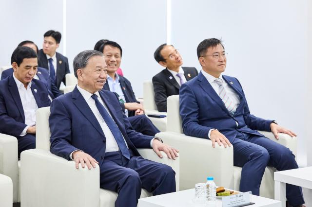 동원글로벌터미널부산DGT에서 환담 중인 또 럼 베트남 당서기장왼쪽 두번째과 김남정 동원그룹 회장가장 오른쪽 사진동원그룹