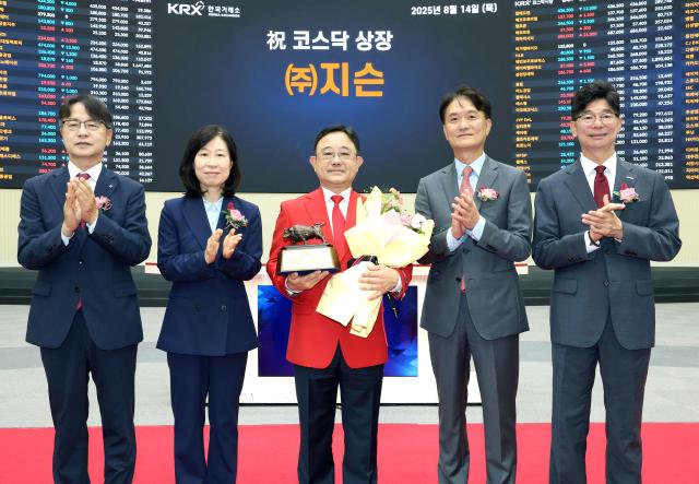 상장기념패 전달 후 기념촬영 왼쪽부터 김대영 한국IR협의회 부회장이미현 한국거래소 코스닥시장본부장보 한동진 주지슨 대표이사엄주성 키움증권 대표이사 김준만 코스닥협회 전무 사진한국거래소