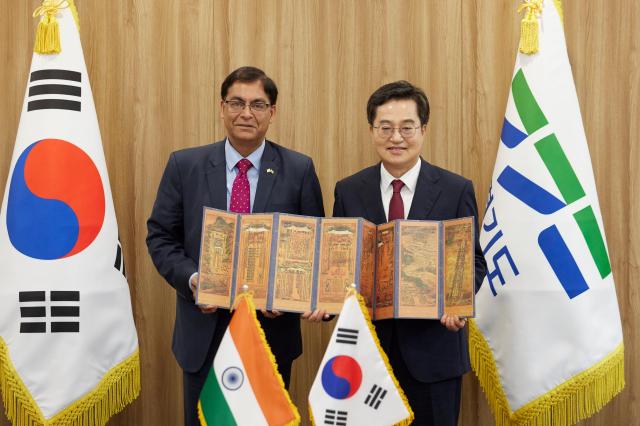 14일 오전 경기도청 집무실에서 김동연 경기도지사가 아밋 쿠마르Amit Kumar 주한 인도대사와 기념품 교환을 하고 있다 사진경기도