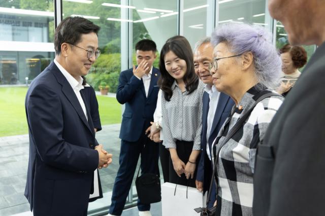 14일 오전 김동연 경기도지사가 국외에 거주 중인 독립유공자 후손들과 도담소에서 인사를 하고 있다 사진경기도