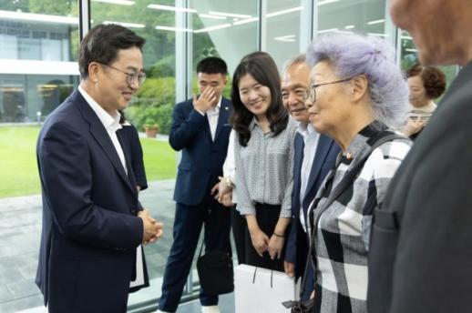 김동연 국민들로부터 존경과 감사 받을 수 있도록 역사 바로 세우기에 앞장