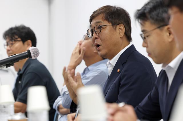 최휘영 문화체육관광부 장관이 14일 서울 마포구 영화진흥위원회 영화교육지원센터에서 연출 제작 투자 배급 상영 독립영화 영화제 등 영화계 각 분야 대표를 만나 영화계 소통 간담회를 갖고 한국 영화산업 회복을 위한 지원 방안을 논의하고 있다 사진문체부