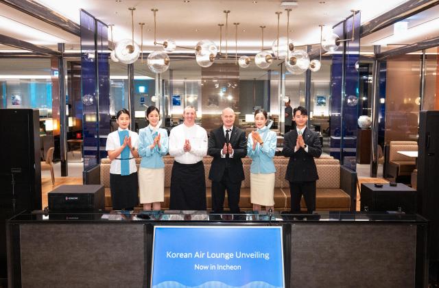 대한항공은 인천국제공항 라운지의 대대적인 리뉴얼을 마치고 14일 사전 공개 행사를 열었다 사진은 행사에 참석한 David Pacey 대한항공 기내식기판 및 라운지 부문 부사장왼쪽에서 네 번째과 직원들이 기념사진을 촬영하는 모습