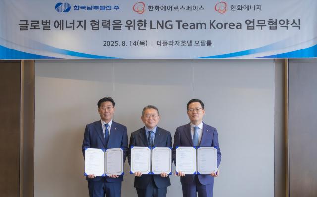 글로벌 LNG 협력 강화 업무협약 체결식에 참석한 한화에너지 이재규 대표왼쪽 남부발전 김준동 사장가운데 한화에어로스페이스 손재일 대표오른쪽