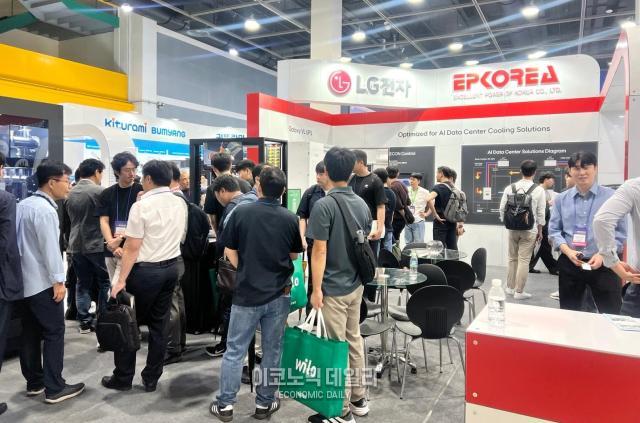 LG전자 협력사 이피코리아의 액체냉각 솔루션 부스에 관람객이 모여들고 있다 사진정보운 기자
